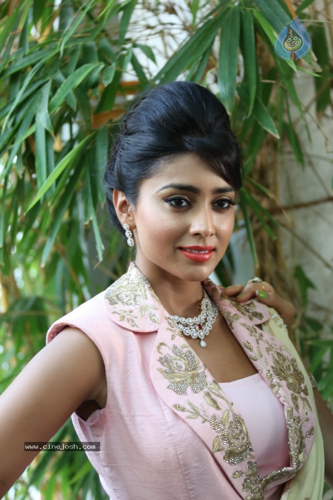 Shriya Latest Stills - 36 / 58 photos