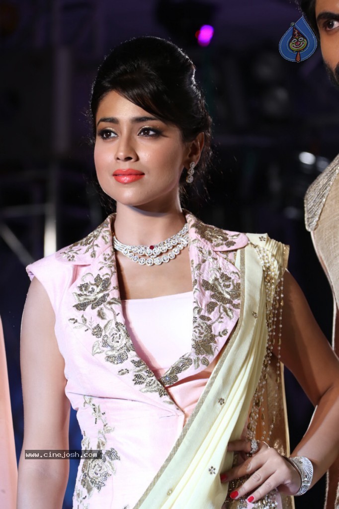 Shriya Latest Stills - 42 / 58 photos