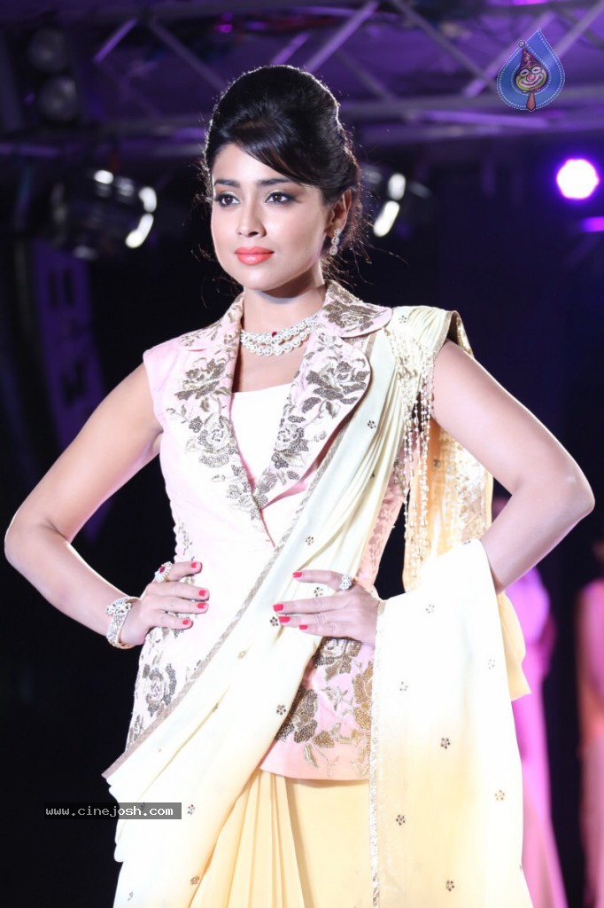 Shriya Latest Stills - 51 / 58 photos