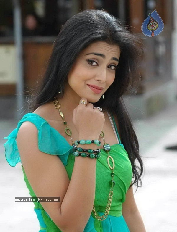 Shriya New Photo Gallery - 25 / 36 photos