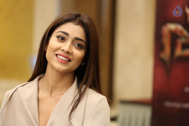 Shriya New Pics - 11 / 42 photos