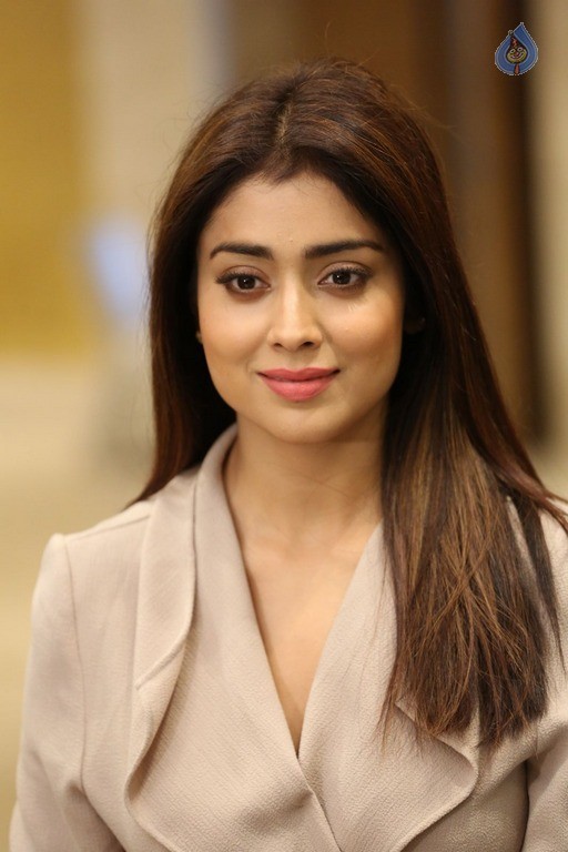 Shriya New Pics - 23 / 42 photos