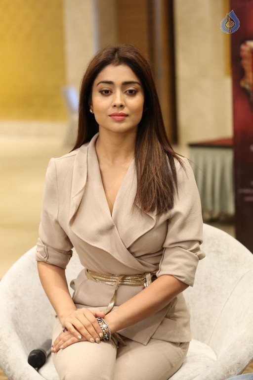 Shriya New Pics - 28 / 42 photos