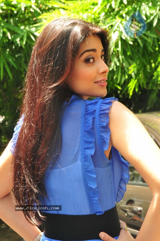 Shriya New Stills - 22 / 61 photos