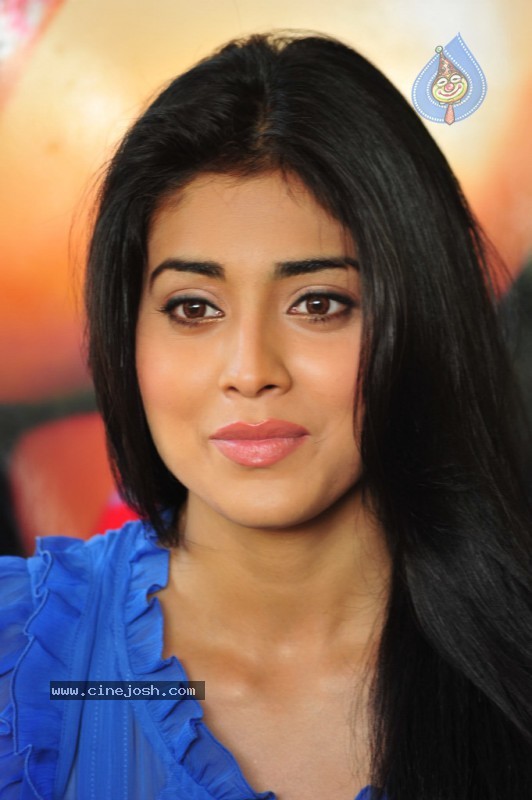 Shriya New Stills - 52 / 61 photos