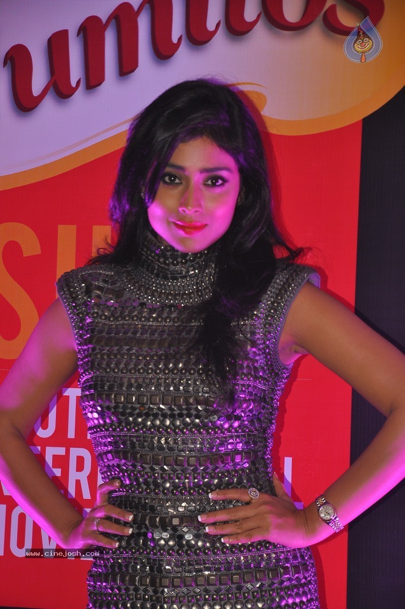 Shriya New Stills - 37 / 62 photos