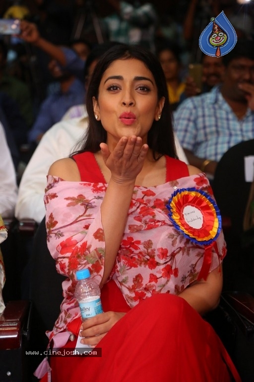 Shriya Saran Images - 4 / 15 photos