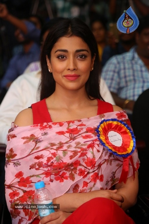 Shriya Saran Images - 14 / 15 photos