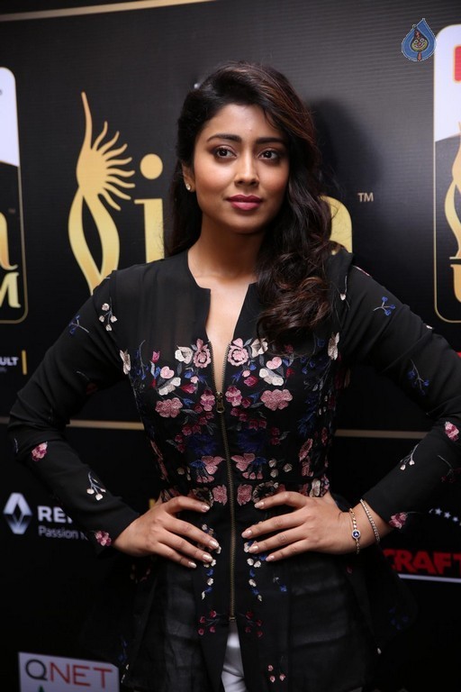 Shriya Saran Images - 7 / 32 photos