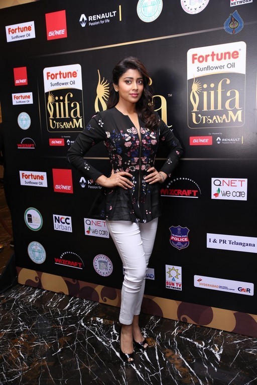 Shriya Saran Images - 28 / 32 photos