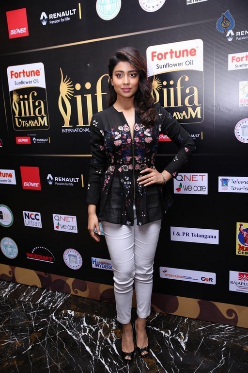 Shriya Saran Images - 30 / 32 photos