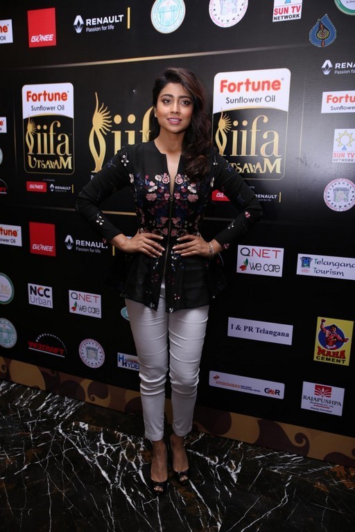 Shriya Saran Images - 31 / 32 photos