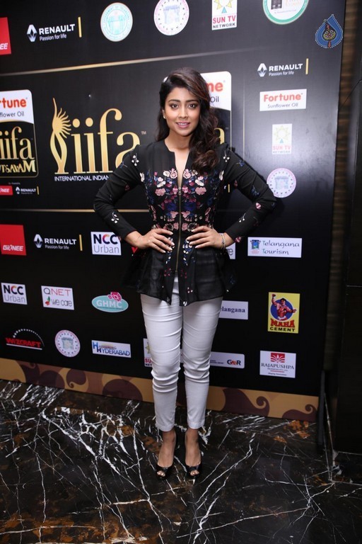 Shriya Saran Images - 32 / 32 photos