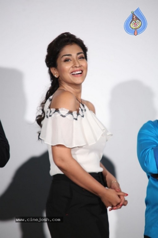 Shriya Saran Pictures - 9 / 15 photos