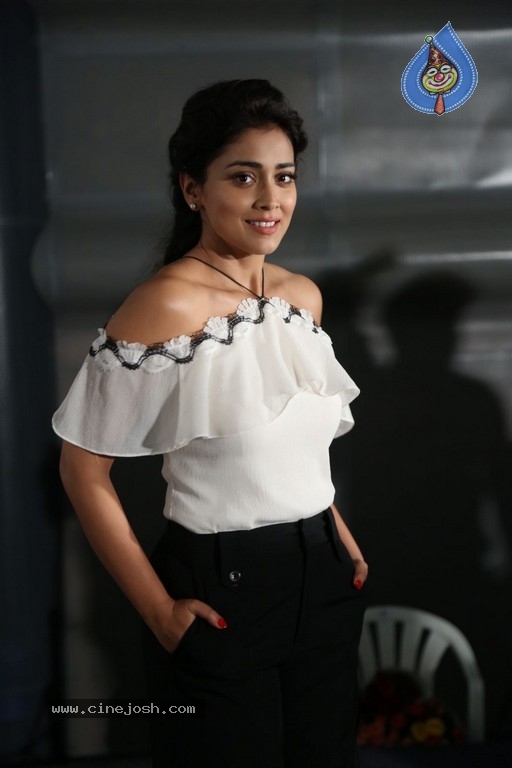 Shriya Saran Pictures - 13 / 15 photos