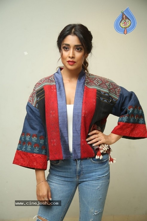 Shriya Saran Stills - 1 / 40 photos