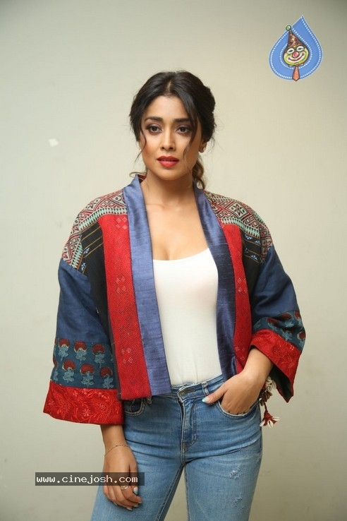 Shriya Saran Stills - 2 / 40 photos