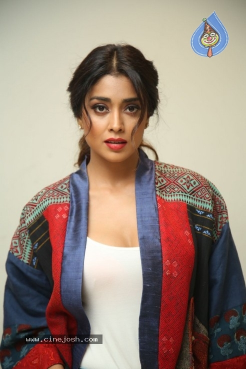 Shriya Saran Stills - 6 / 40 photos