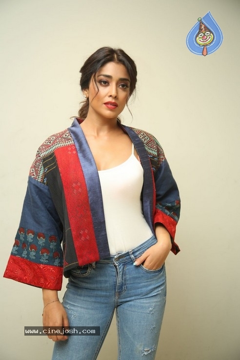 Shriya Saran Stills - 7 / 40 photos