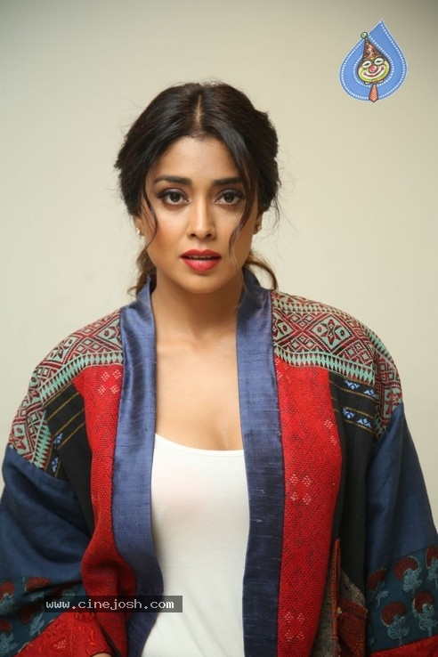 Shriya Saran Stills - 10 / 40 photos