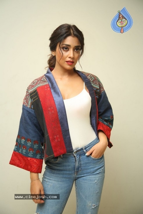 Shriya Saran Stills - 11 / 40 photos