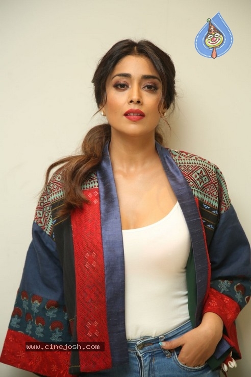 Shriya Saran Stills - 12 / 40 photos