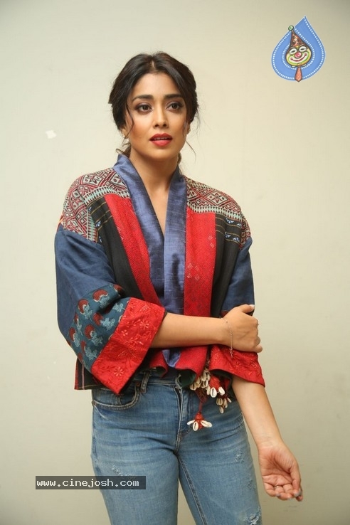 Shriya Saran Stills - 13 / 40 photos