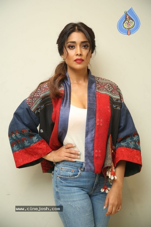 Shriya Saran Stills - 17 / 40 photos