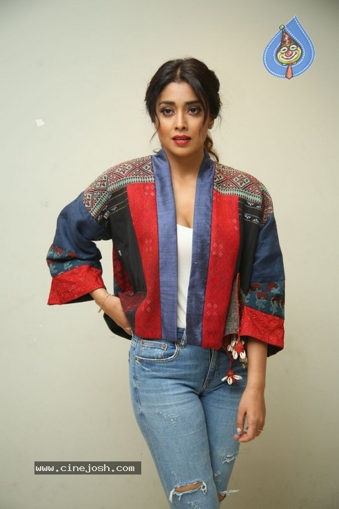 Shriya Saran Stills - 21 / 40 photos