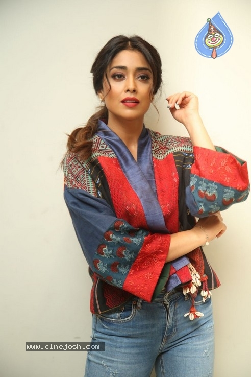 Shriya Saran Stills - 22 / 40 photos