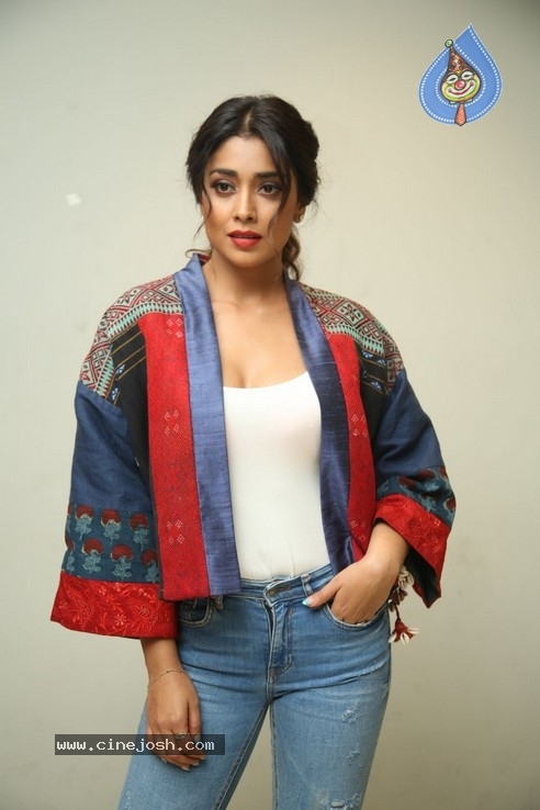 Shriya Saran Stills - 23 / 40 photos