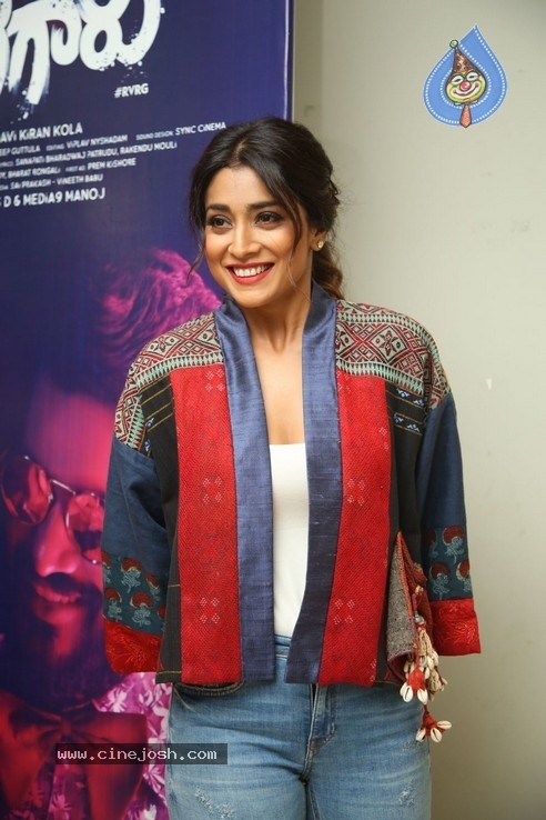 Shriya Saran Stills - 25 / 40 photos