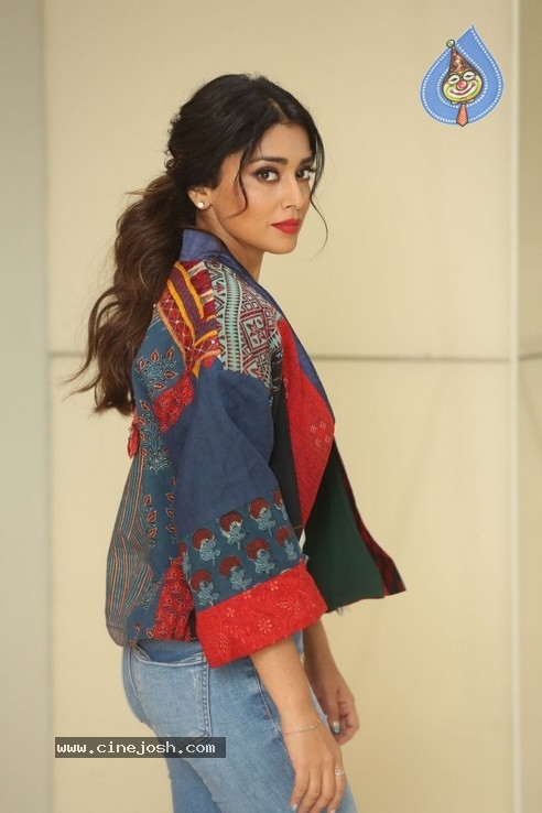 Shriya Saran Stills - 26 / 40 photos