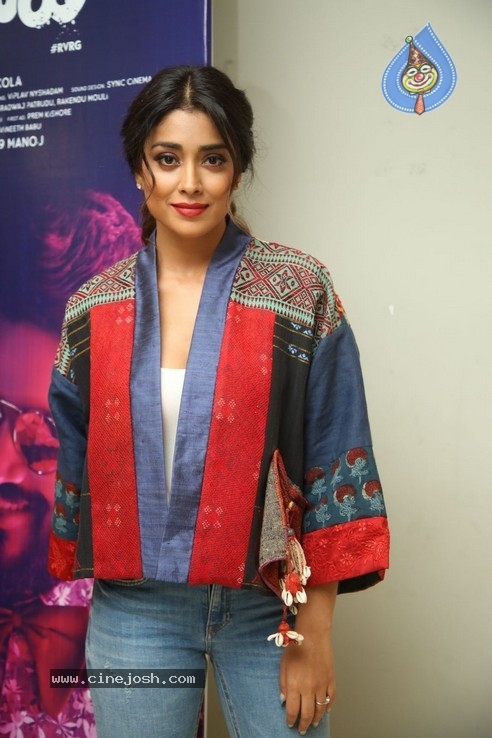 Shriya Saran Stills - 34 / 40 photos