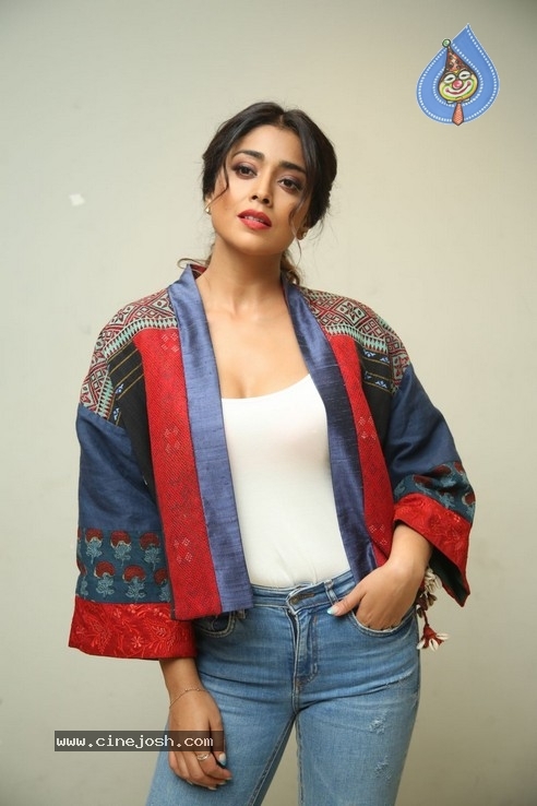 Shriya Saran Stills - 35 / 40 photos