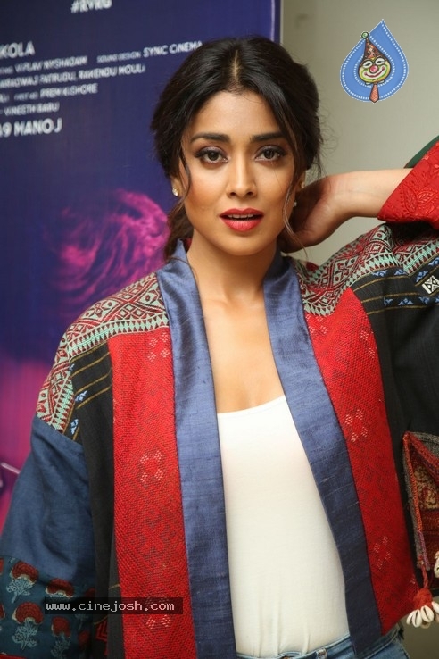 Shriya Saran Stills - 36 / 40 photos