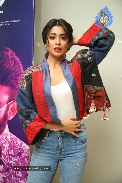 Shriya Saran Stills - 37 / 40 photos