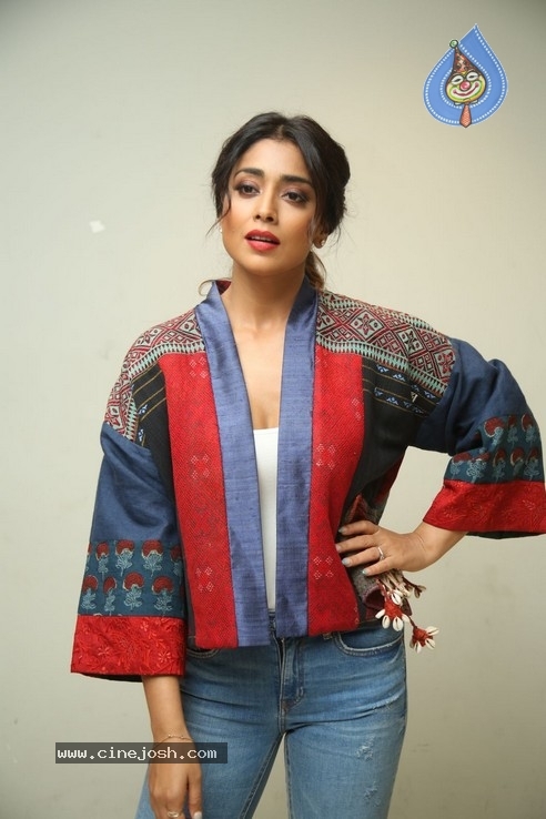 Shriya Saran Stills - 38 / 40 photos