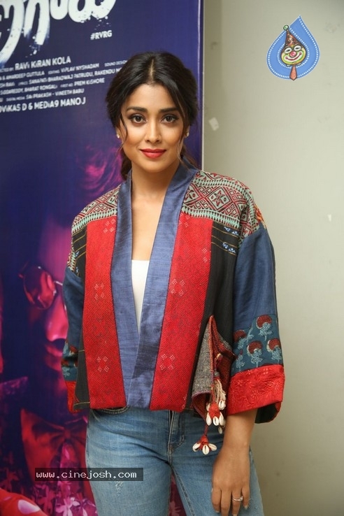 Shriya Saran Stills - 39 / 40 photos