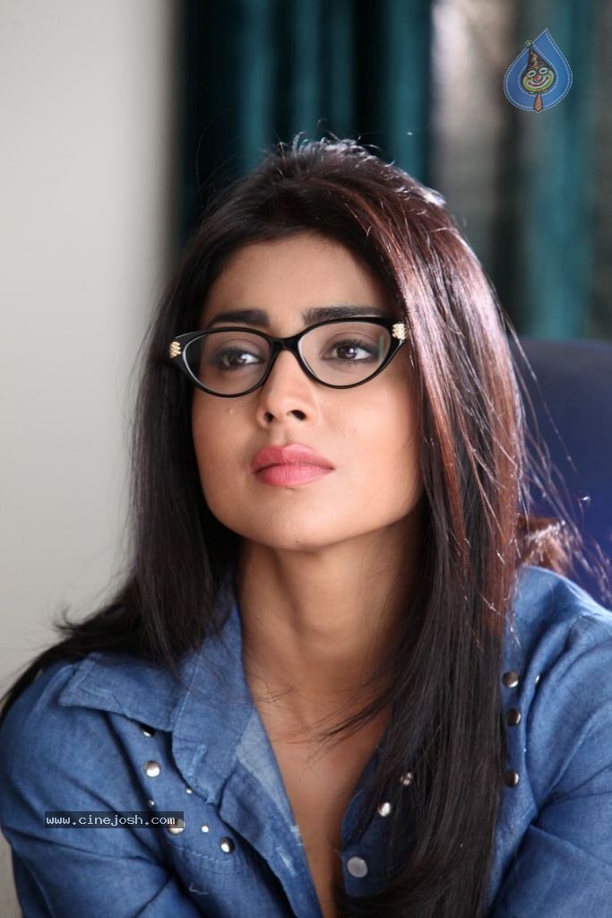 Shriya Latest Stills - 27 / 46 photos