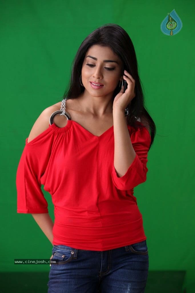 Shriya Latest Stills - 40 / 46 photos