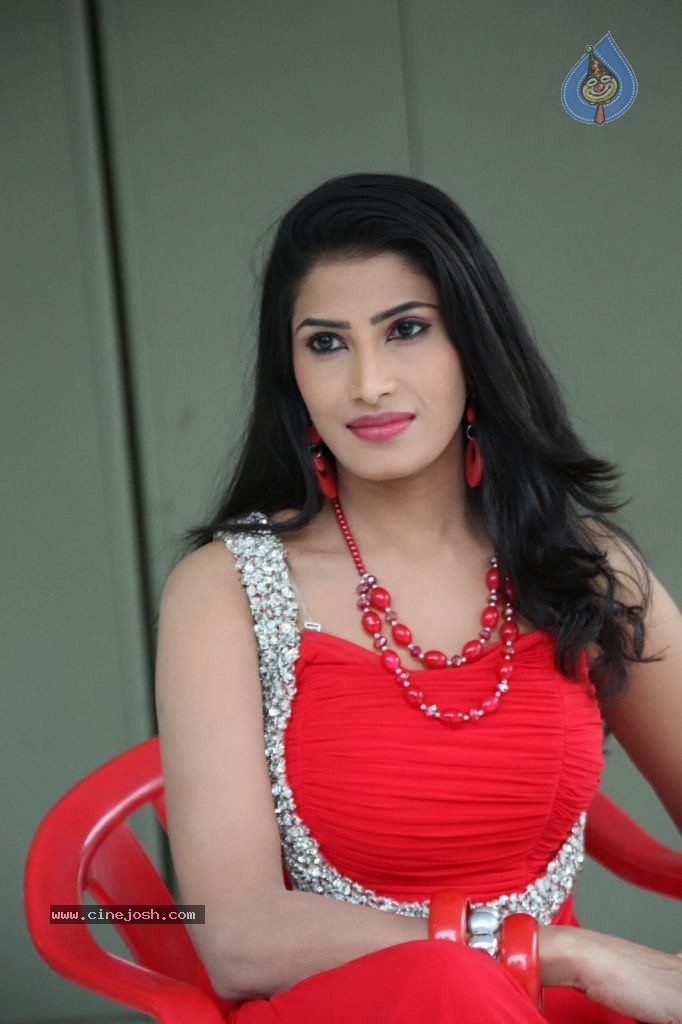 Shruthi Photos - 18 / 67 photos