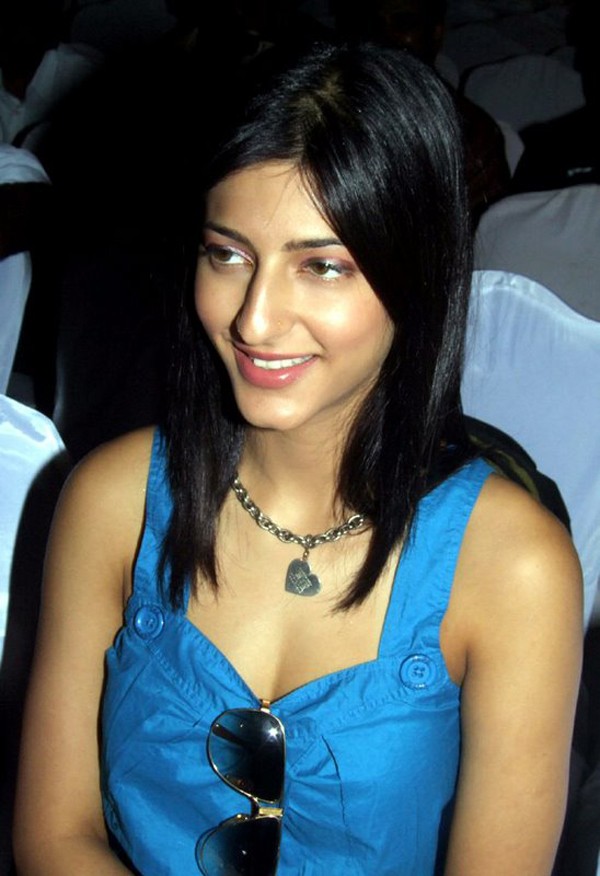 Shruthi Hasan - 20 / 22 photos