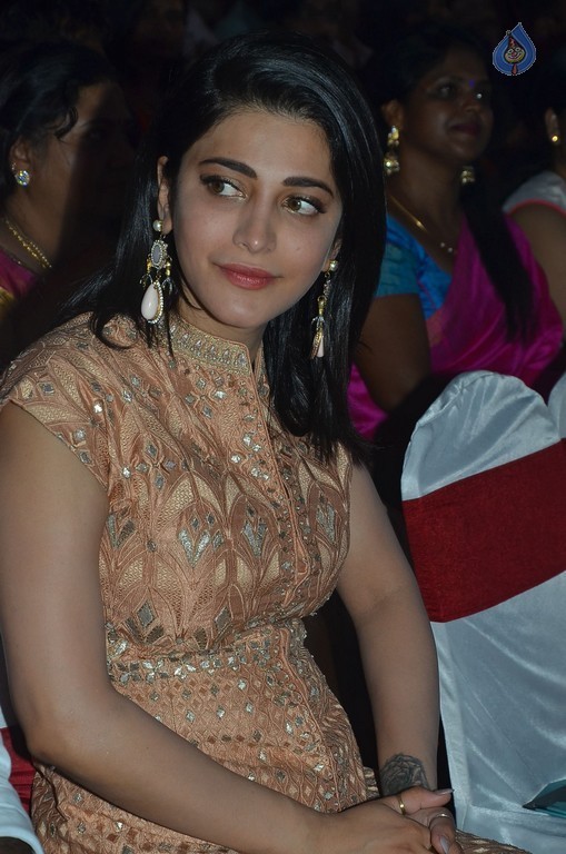 Shruti Haasan Photos - 12 / 21 photos