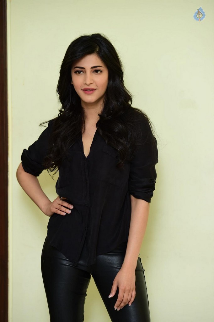 Shruti Haasan Pics - 4 / 38 photos