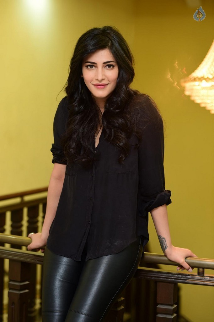 Shruti Haasan Pics - 6 / 38 photos