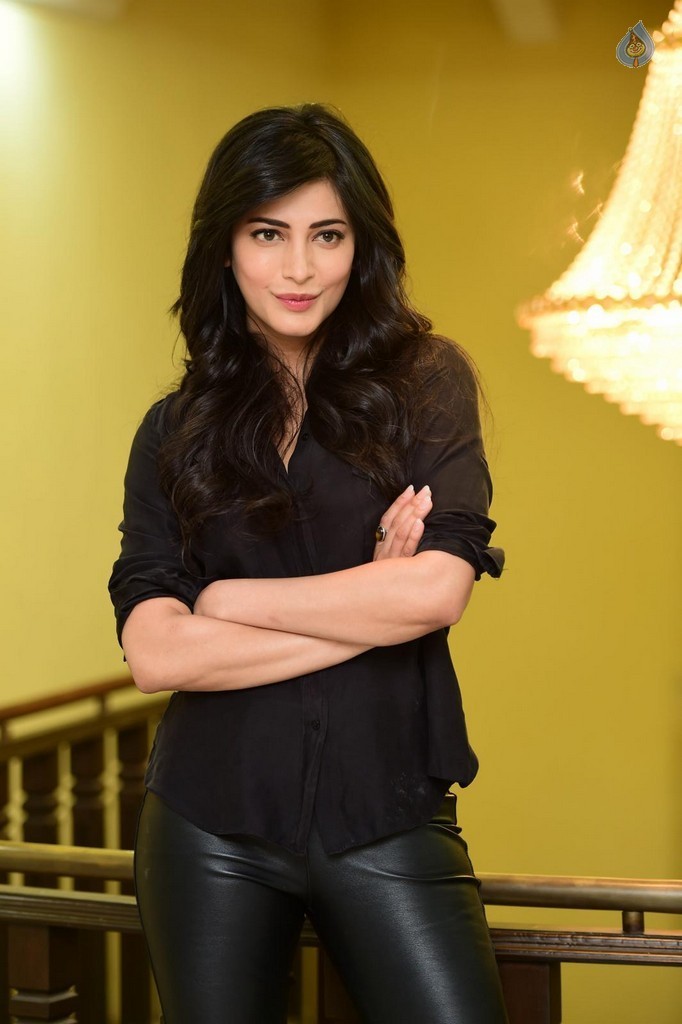 Shruti Haasan Pics - 22 / 38 photos