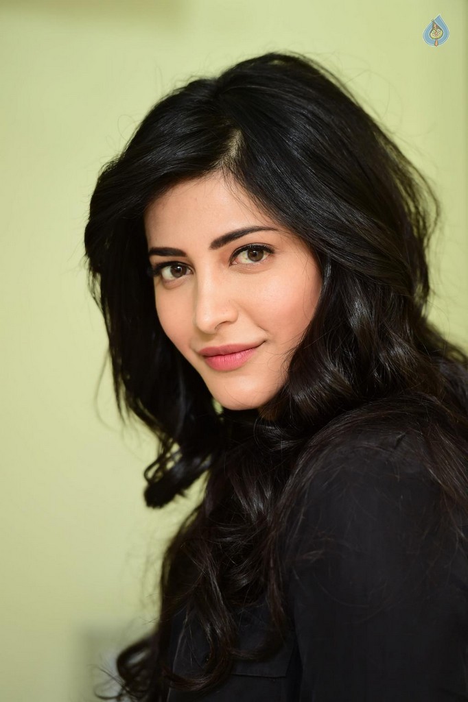 Shruti Haasan Pics - 24 / 38 photos