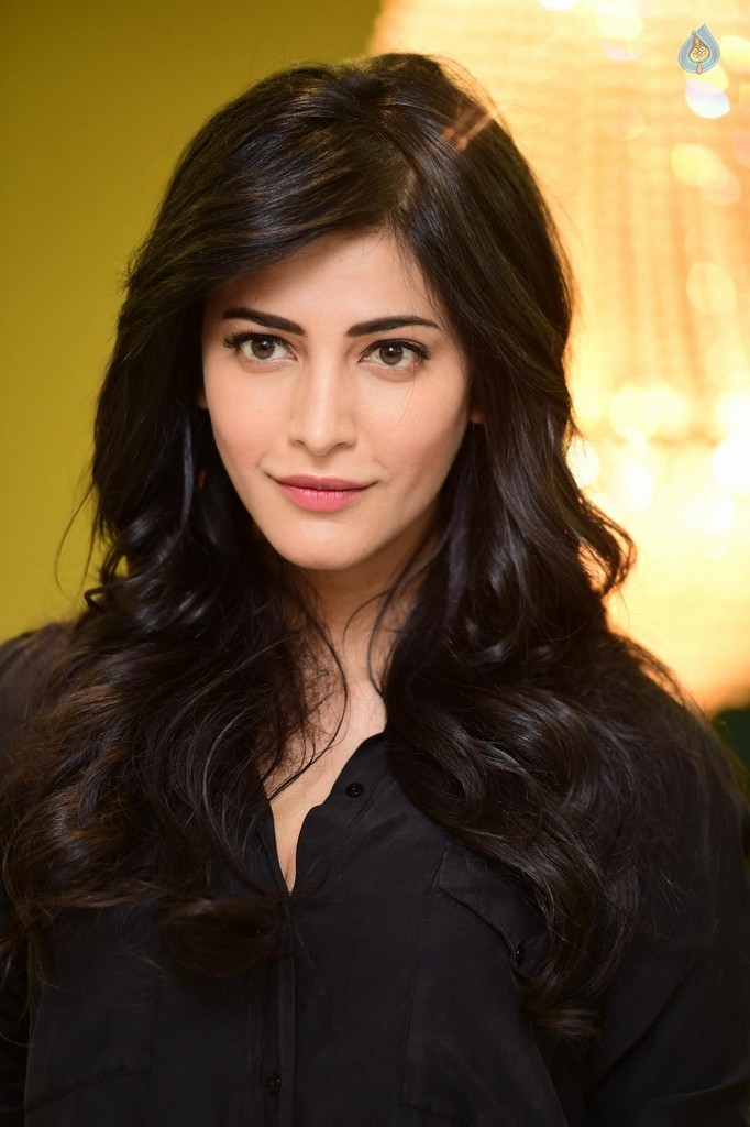 Shruti Haasan Pics - 36 / 38 photos