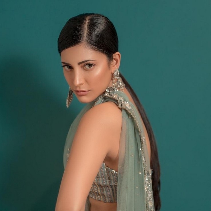 Shruti Haasan Stills - 15 / 16 photos